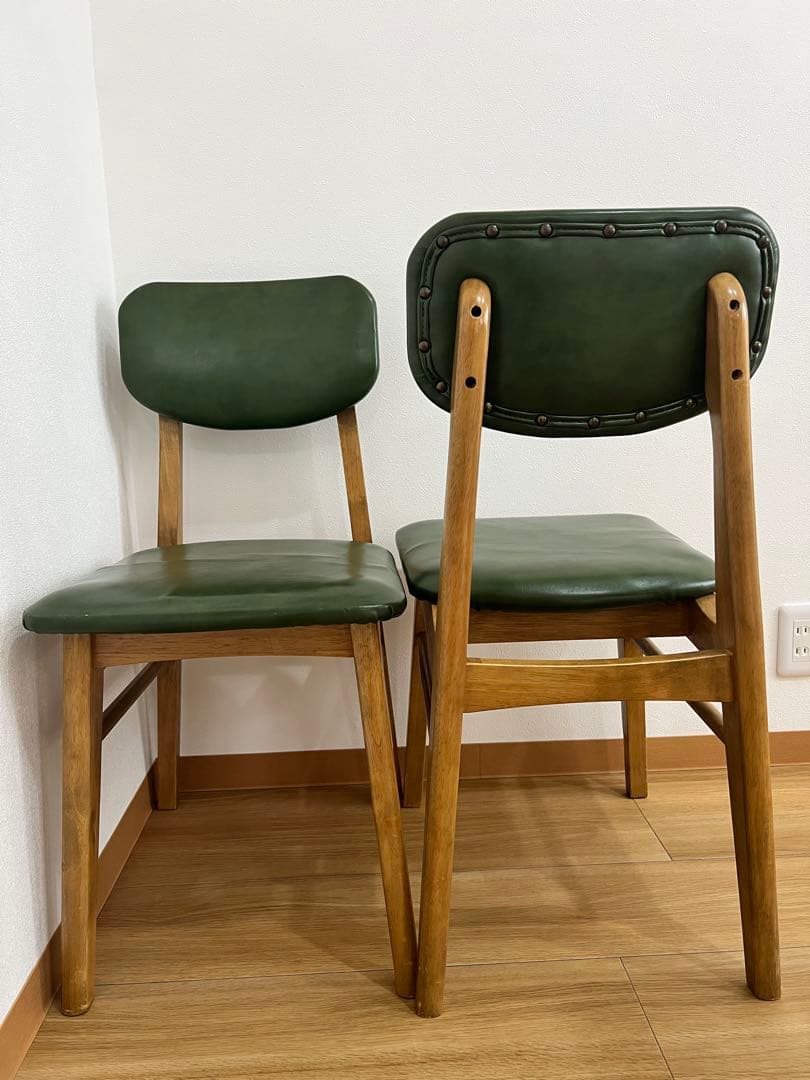木製ブラウンダイニングテーブルとグリーン椅子2脚セット