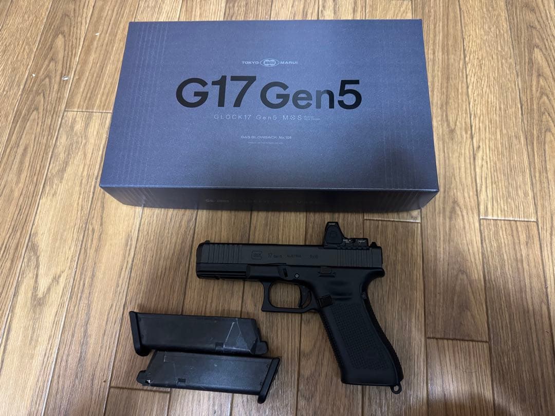 【東京マルイ】GLOCK17 Gen5 ガスガン マガジン2本・ドットサイト付き
