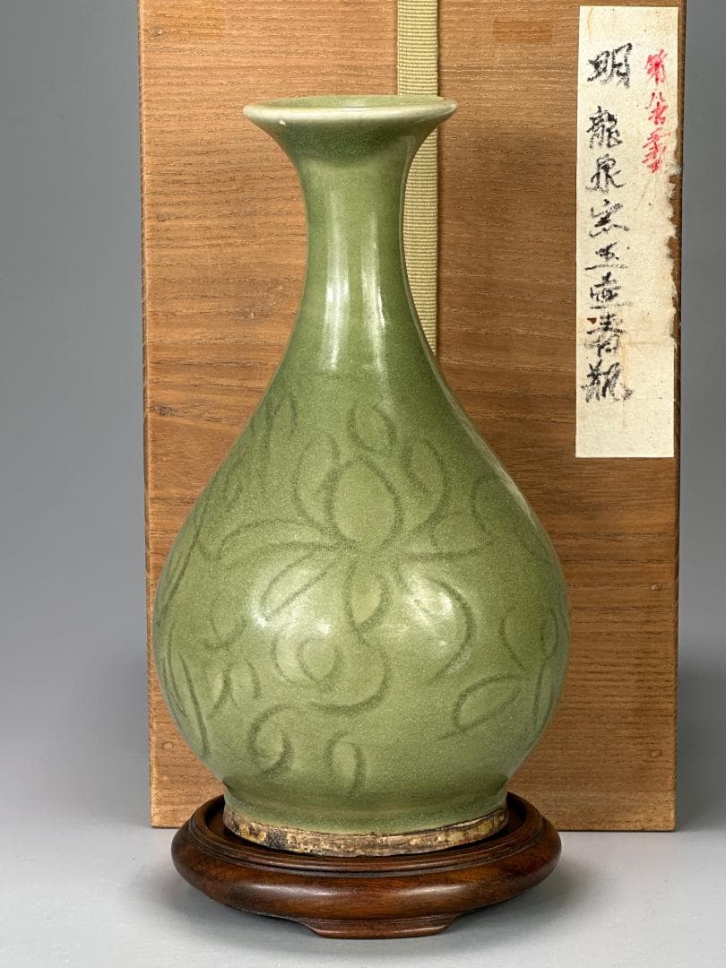 中国美術　明朝　明時代　龍泉窯　花卉文瓶　花瓶花器　花入　唐木台　時代共箱　唐物