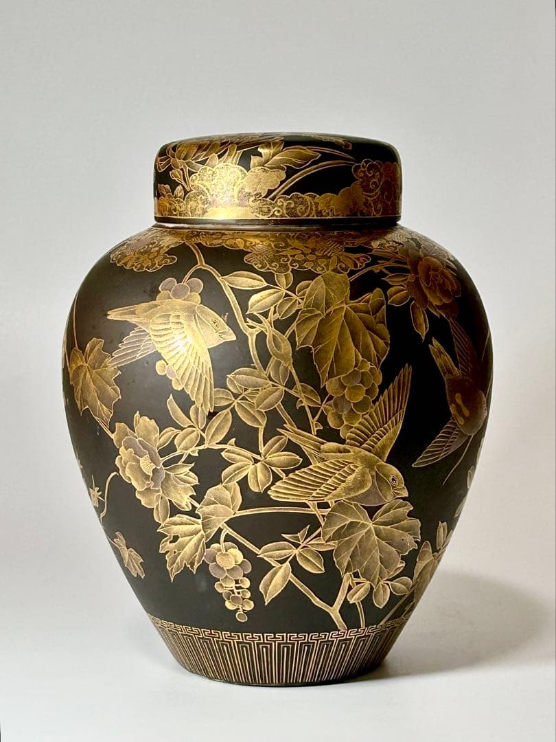 川本桝吉 竹内忠兵衛 蒔絵仕立 黒地金彩花鳥文沈香壺 瀬戸焼 名古屋絵付け