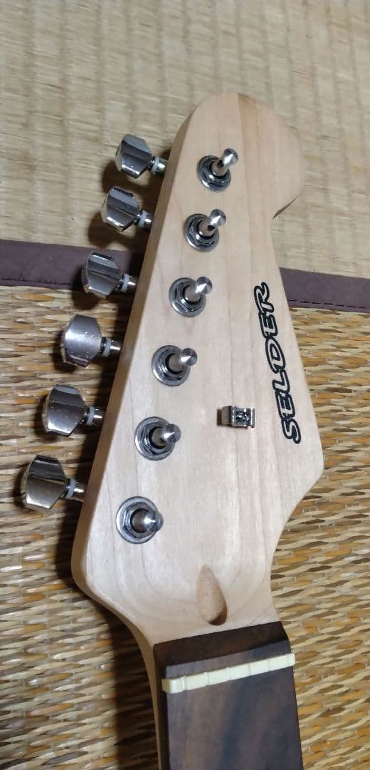 美品　SELDER エレキギター ピンク　 ストラト　ソフトケ−ス付き