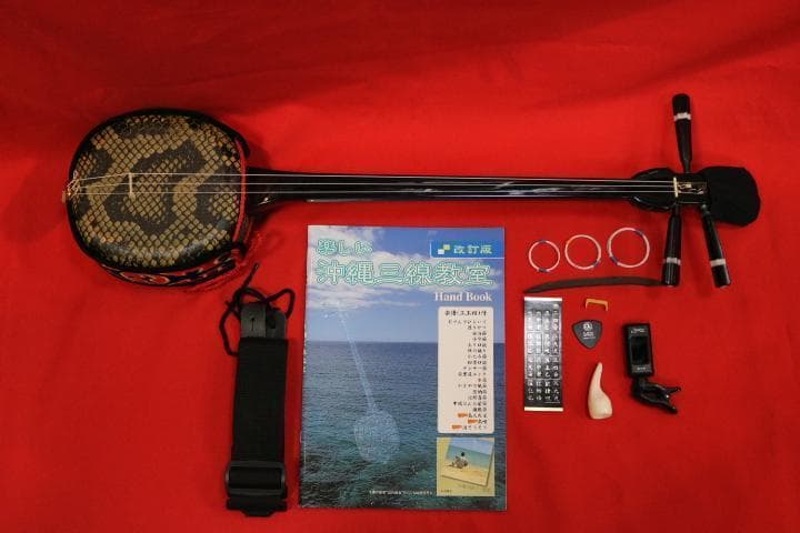 コンパクトで持ち運びしやすく弾きやすい沖縄三線初心者向け　新品未使用