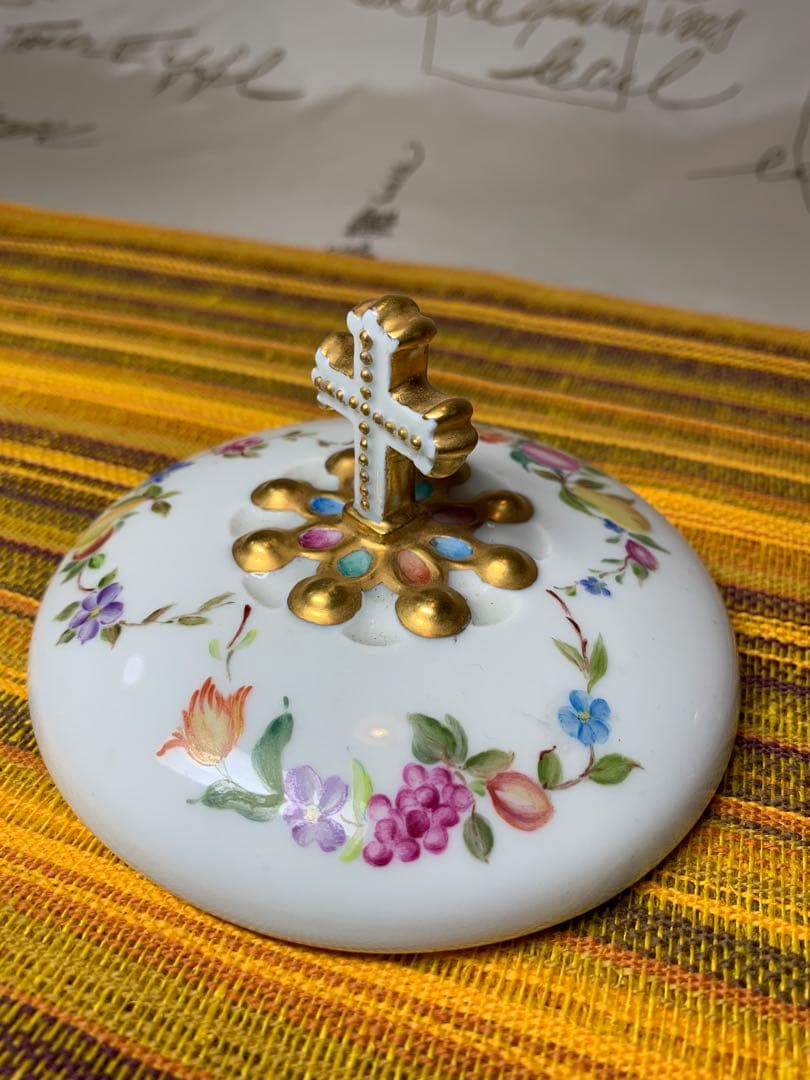 フランス製　アンティーク　リモージュ焼きの金彩とフルーツ花柄が素晴らしい蓋物！