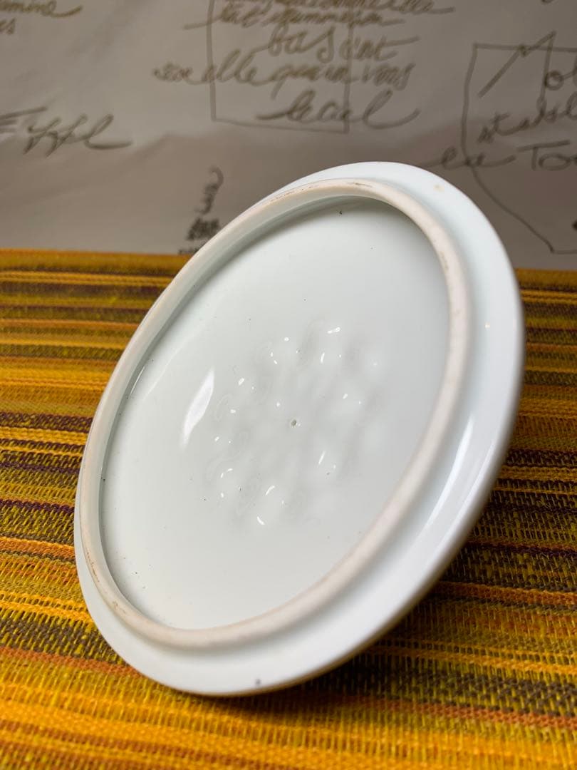 フランス製　アンティーク　リモージュ焼きの金彩とフルーツ花柄が素晴らしい蓋物！