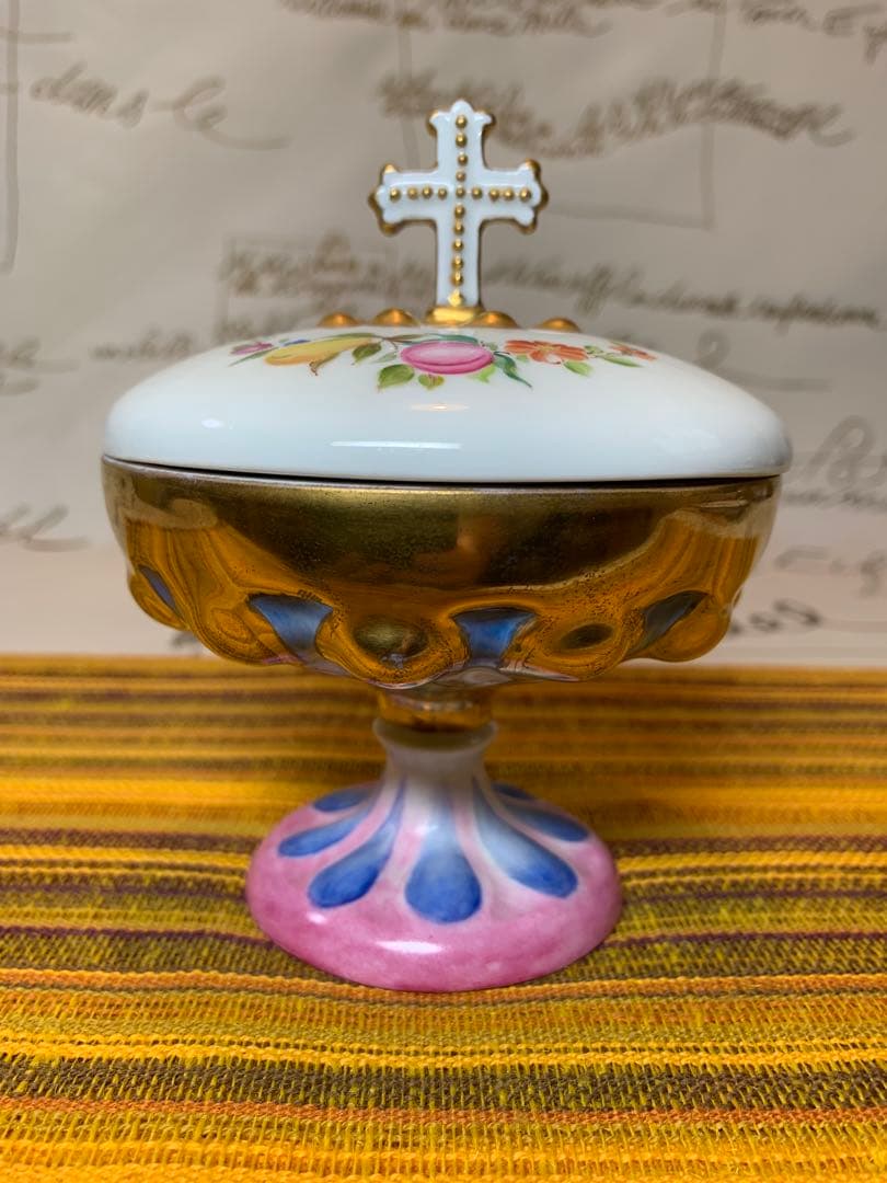 フランス製　アンティーク　リモージュ焼きの金彩とフルーツ花柄が素晴らしい蓋物！