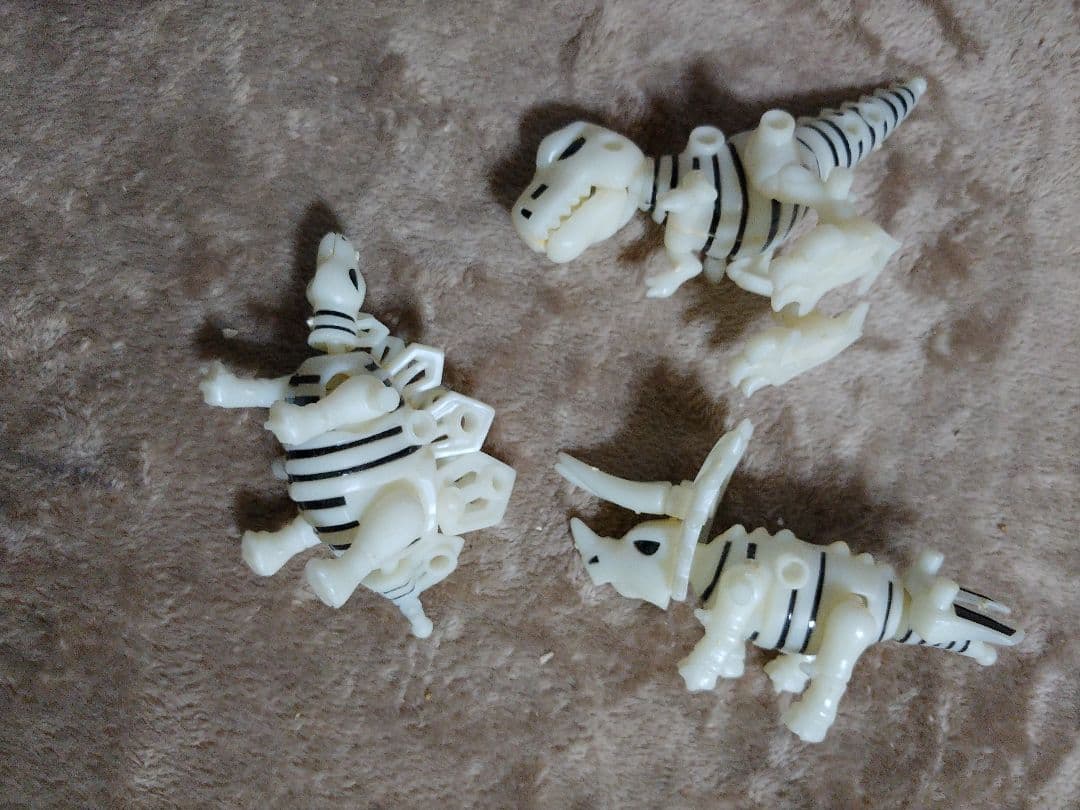 アクションほねほねザウルス　ほねほねザウルス　ティラノサウルス　トリケラトプス