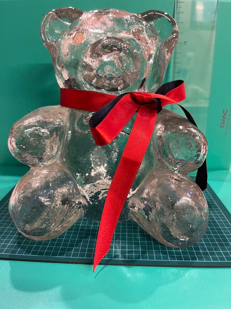 大型　ガラス製クマのオブジェ 赤黒リボン付き