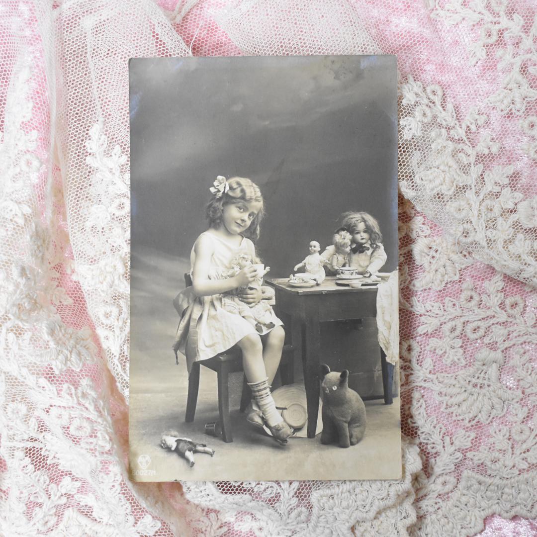 *アンティークポストカード　お人形と猫さんとティータイムの可愛い少女