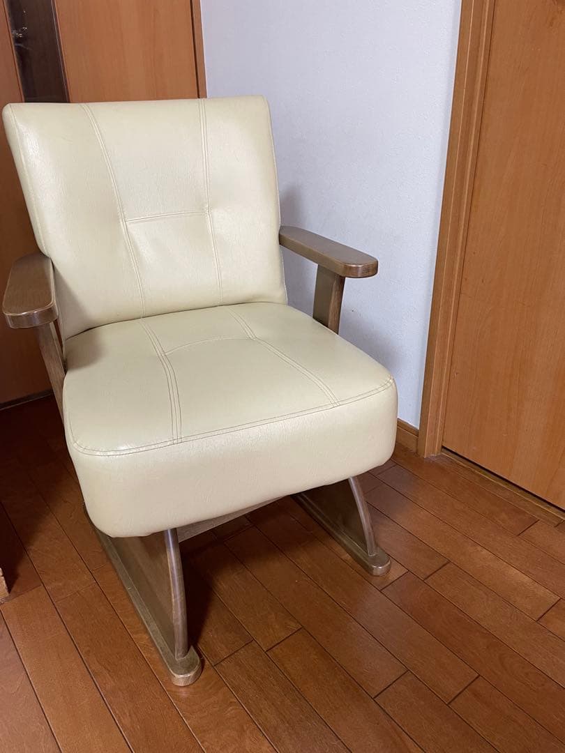 木製正方形テーブルこたつとアーム付きレザー椅子二脚セット布団二枚