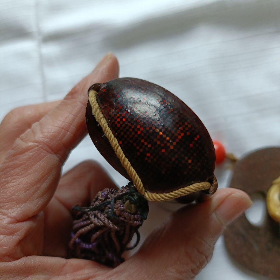 螺鈿細工調の模様あり漆器 印籠　根付珊瑚玉 根付般若彫刻　刀の鍔付き