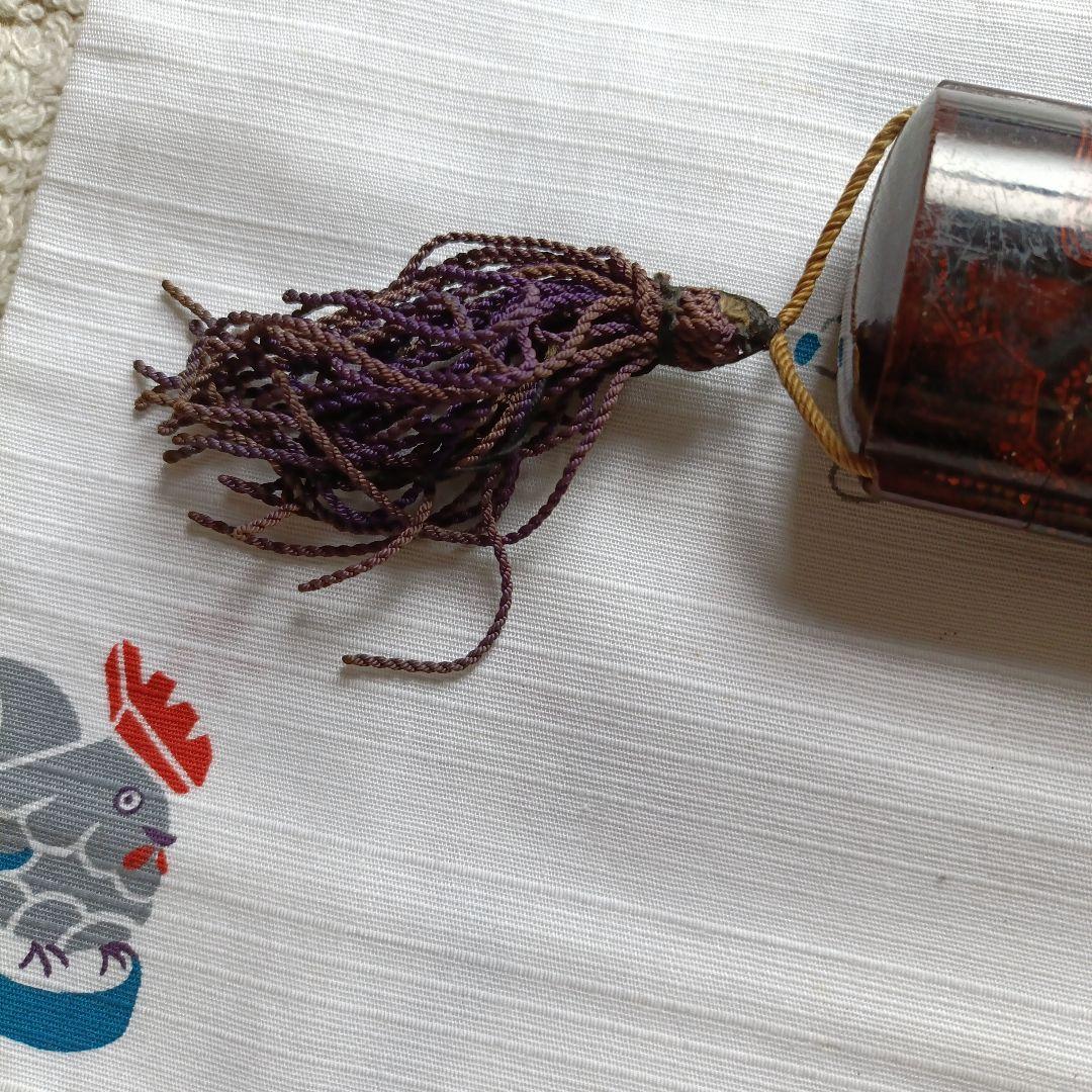 螺鈿細工調の模様あり漆器 印籠　根付珊瑚玉 根付般若彫刻　刀の鍔付き