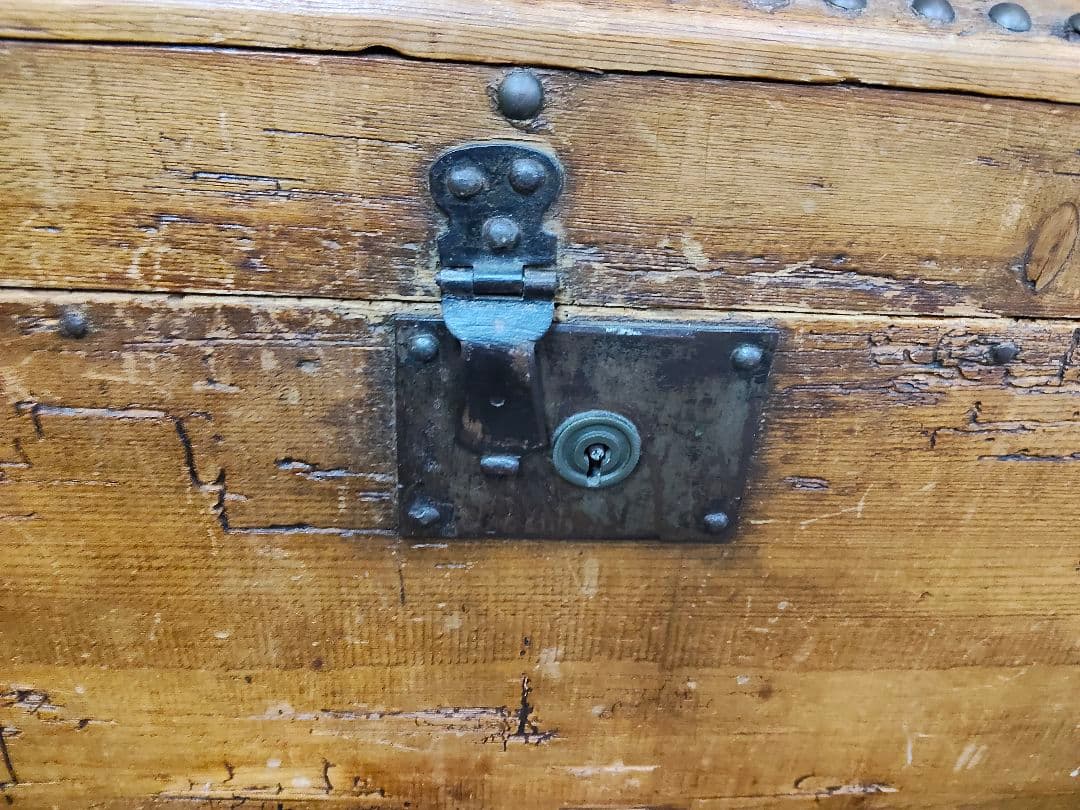 【雰囲気抜群】アンティーク トランク 木箱 ドームトップ 鋲打ち 宝箱 什器