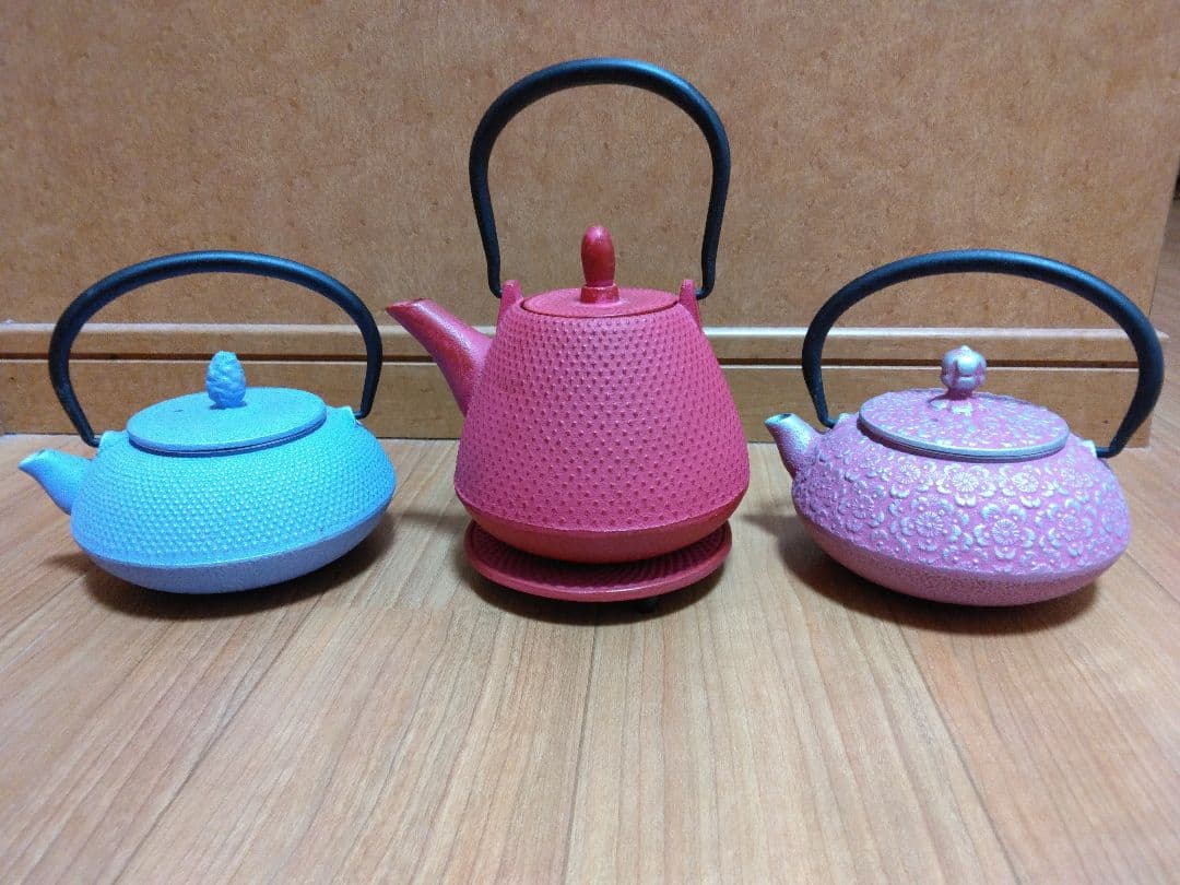 南部鉄瓶　赤　ピンク　水色