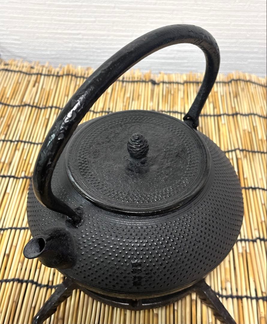 未使用品、供箱、付属品付　南部盛榮堂OIGEN造　算玉アラレ　南部鉄瓶　南部鉄器