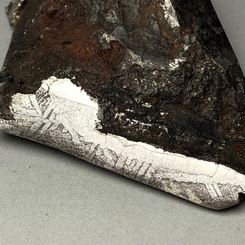 は*は様 隕石 鉄隕石　アルタイ隕石　原皮付き　ナチュラル　原石　重さ約135ｇ