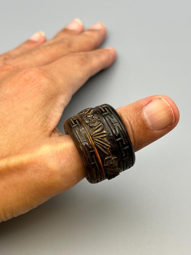 東泰堂専用　角彫　親指リング　斑指　泰昌在銘　竹梅　回字文　手彫　内銀　約17g