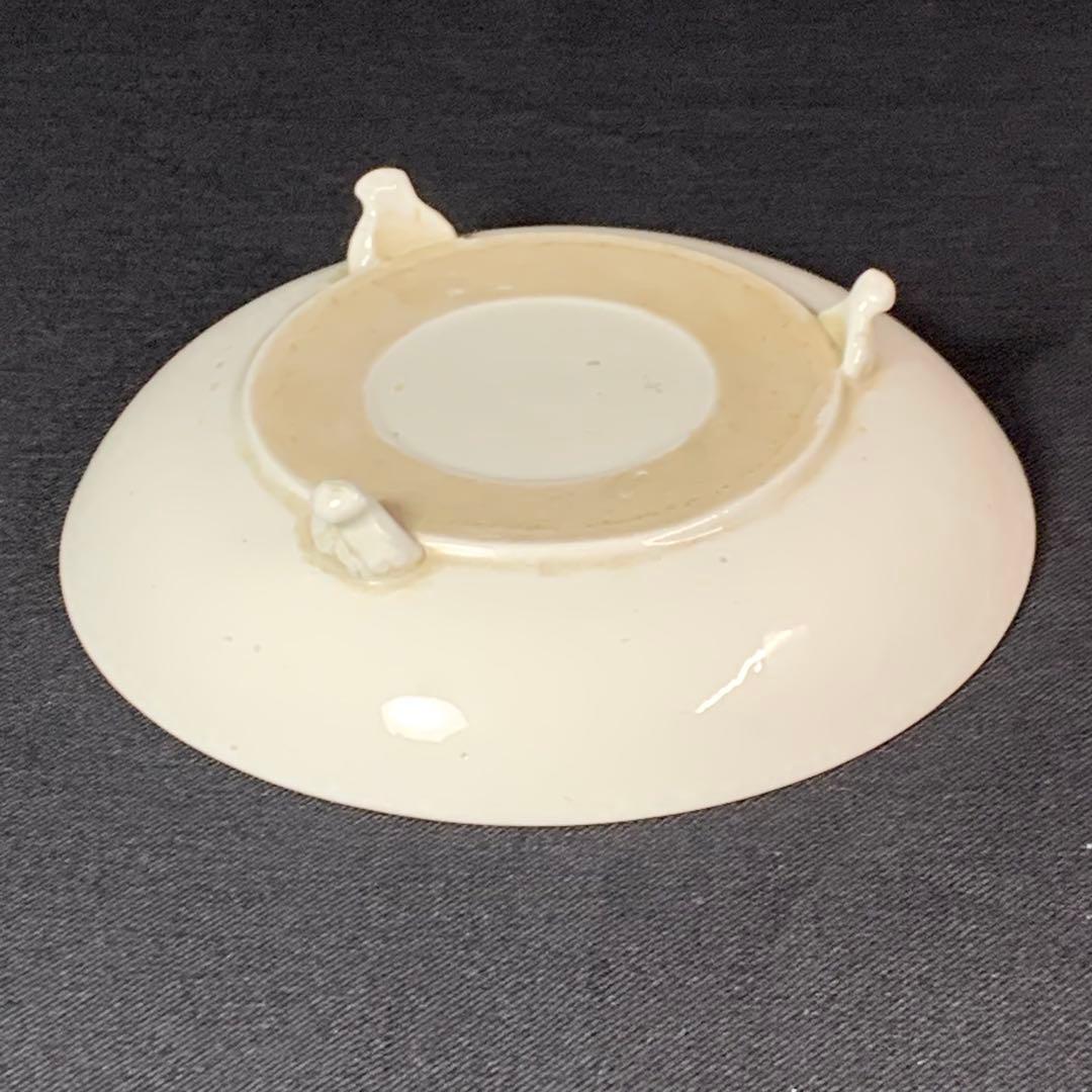 K633☆古伊万里名品 柿右衛門 白磁 陽刻鹿文 三つ足 4.5㎜ 中皿 前期