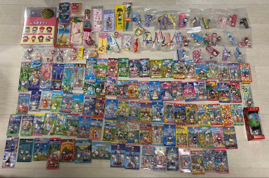 【まとめ売り】ハローキティご当地キティストラップ&グッズ147個セット+本