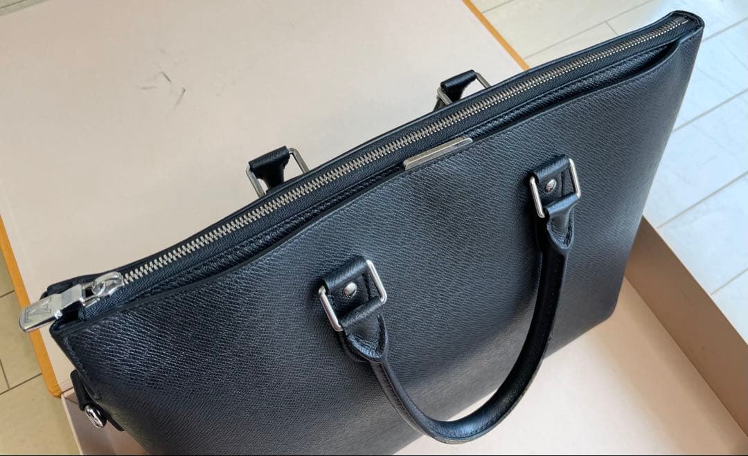 Louis Vuitton Anton Taiga ブリーフケース ブラック