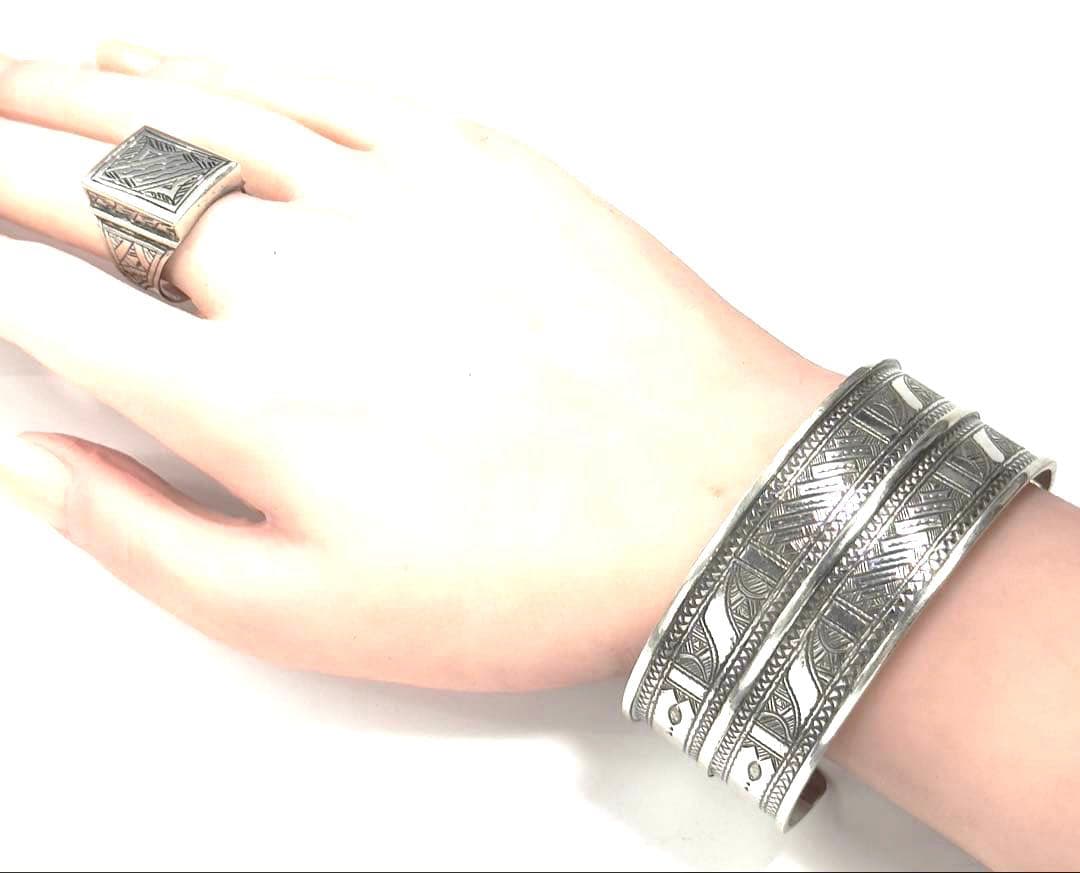 トゥアレグ族　ハンドメイド　シルバーバングル