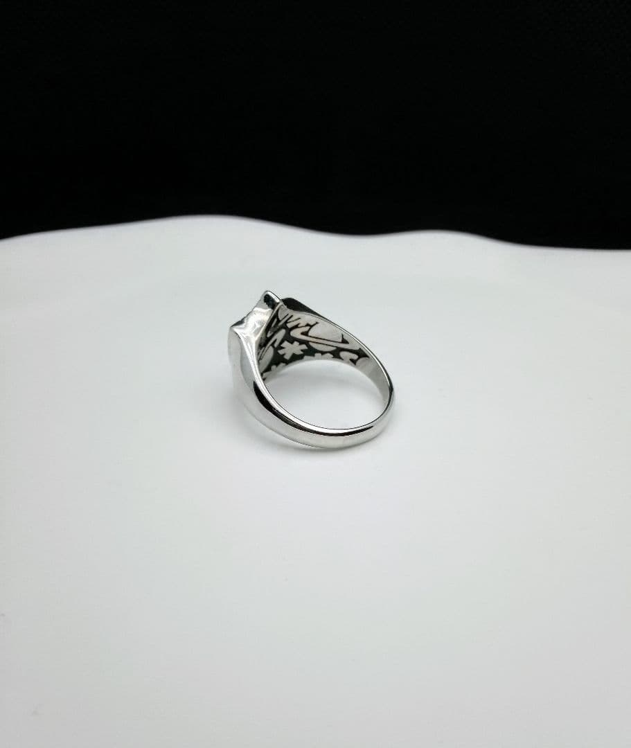 ヴィヴィアン　シールド型　リング