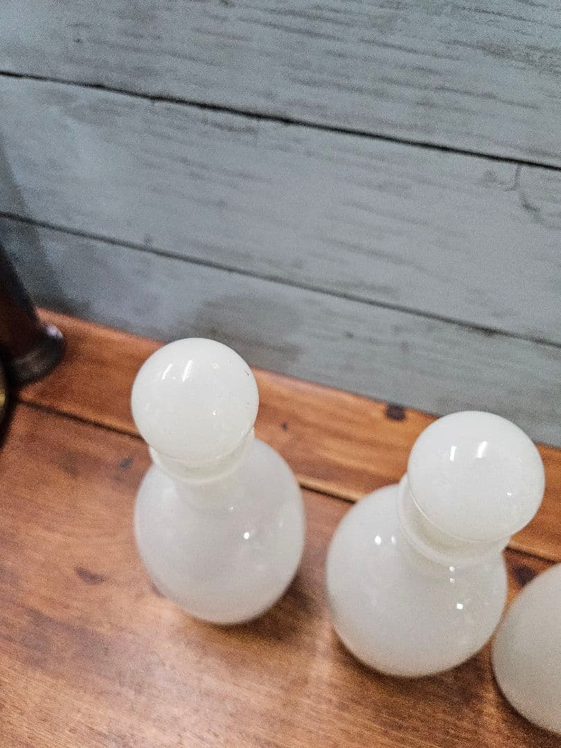 フランスアンティーク オパリンガラスの香水瓶 3本セット ボトル 蓋付き 花瓶