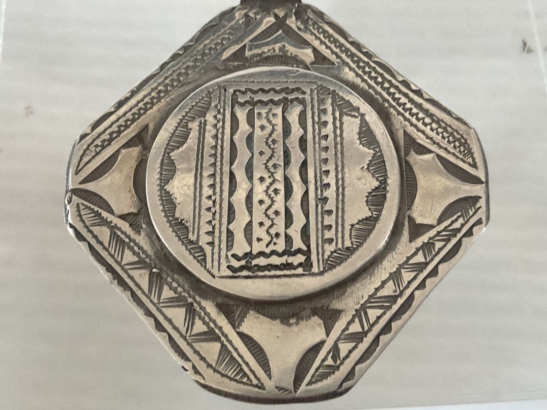 ☆ヴィンテージ！モロッコ「トゥアレグ族 銀細工」ペンダントヘッド/手彫り③