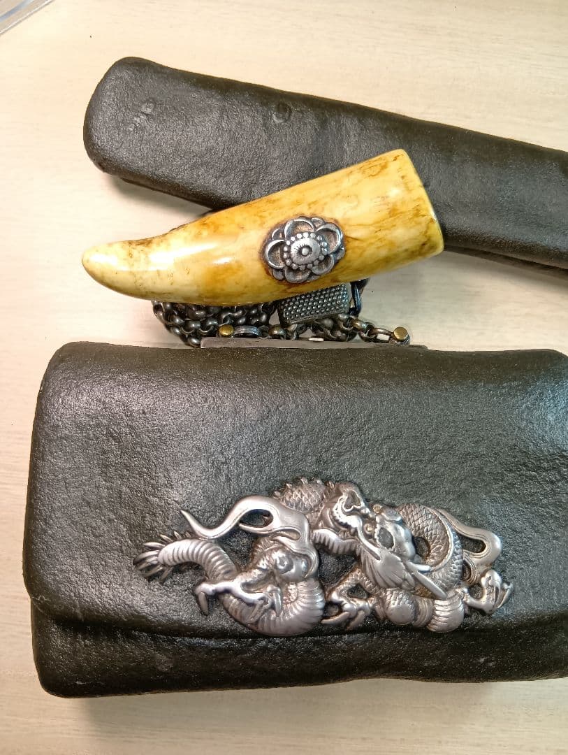 煙管入れ　龍前金具　極上美品金工梅金具根付