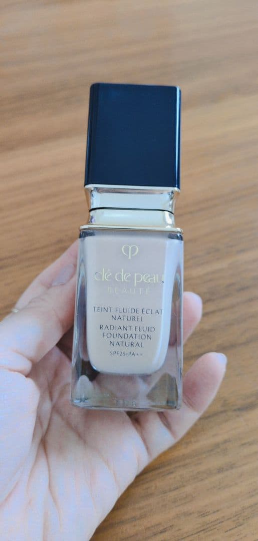 クレドポーボーテ　タンフリュイドエクラナチュレル　オークル10。