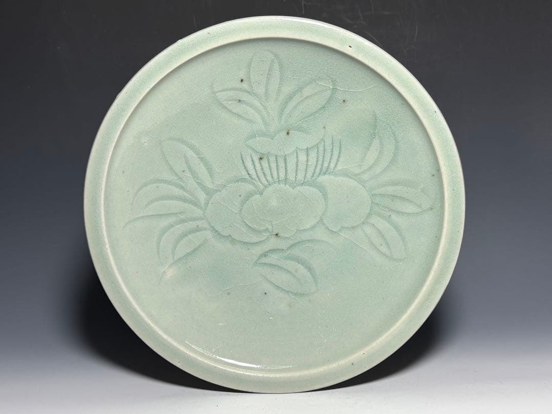 「初期伊万里」青磁箆彫椿文三足皿