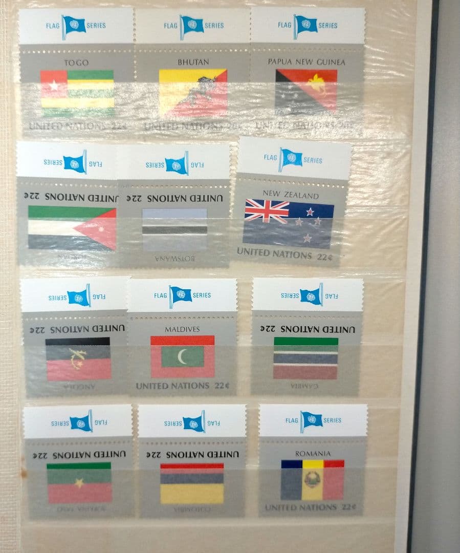 2253 外国切手 国連切手 大量まとめ16ぺ一ジ分全て未使用アルバム付き