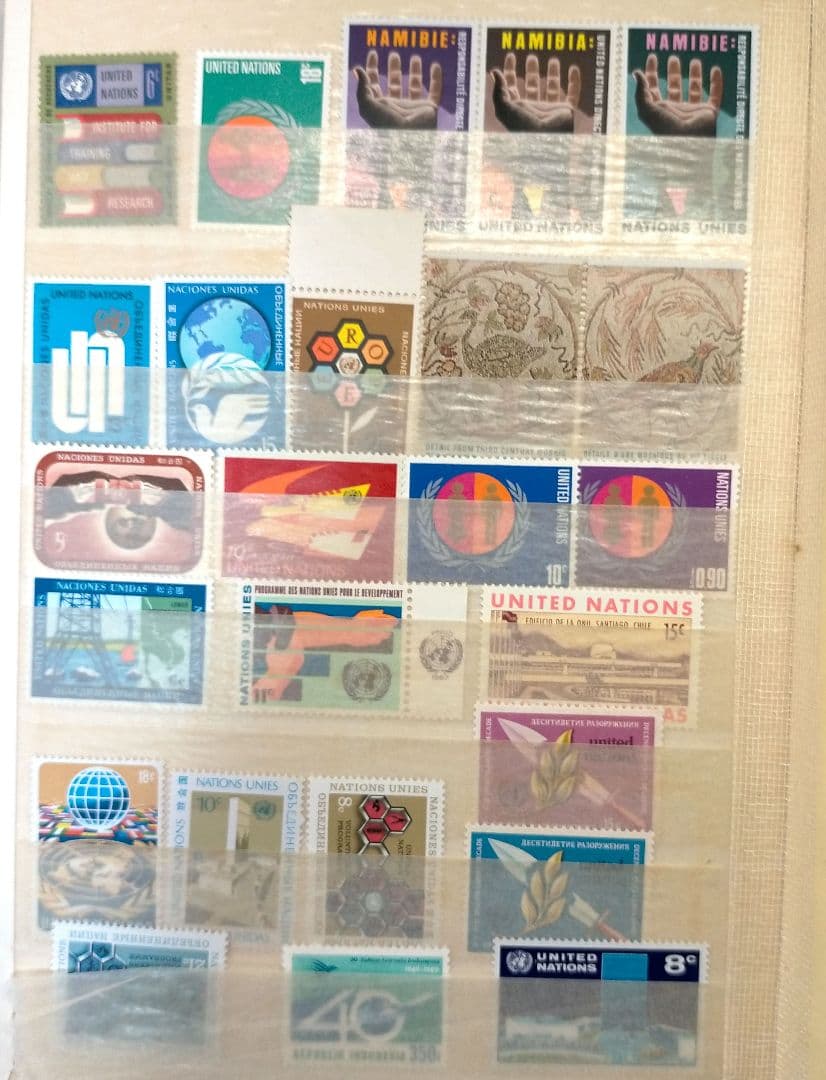 2253 外国切手 国連切手 大量まとめ16ぺ一ジ分全て未使用アルバム付き