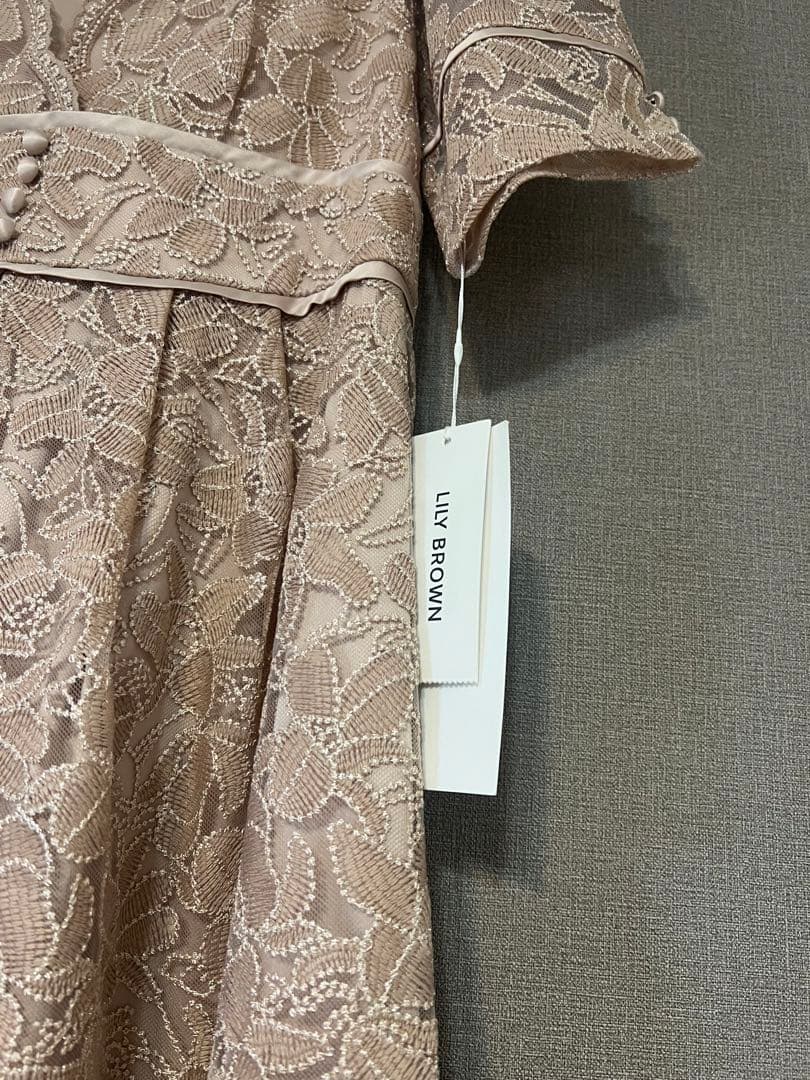 リリーブラウン　新品未使用　レースデザイン ベージュドレス