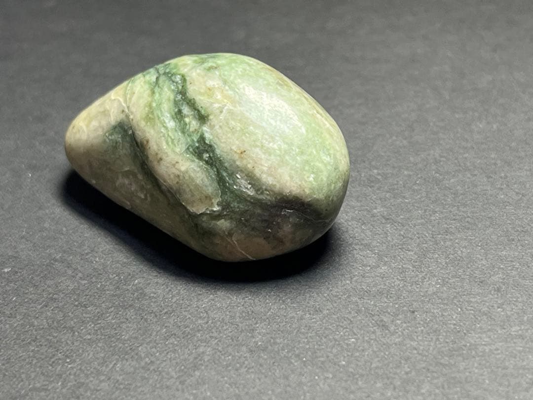 富山県産　ネフライト　白混玉　国産鉱物　標本　原石