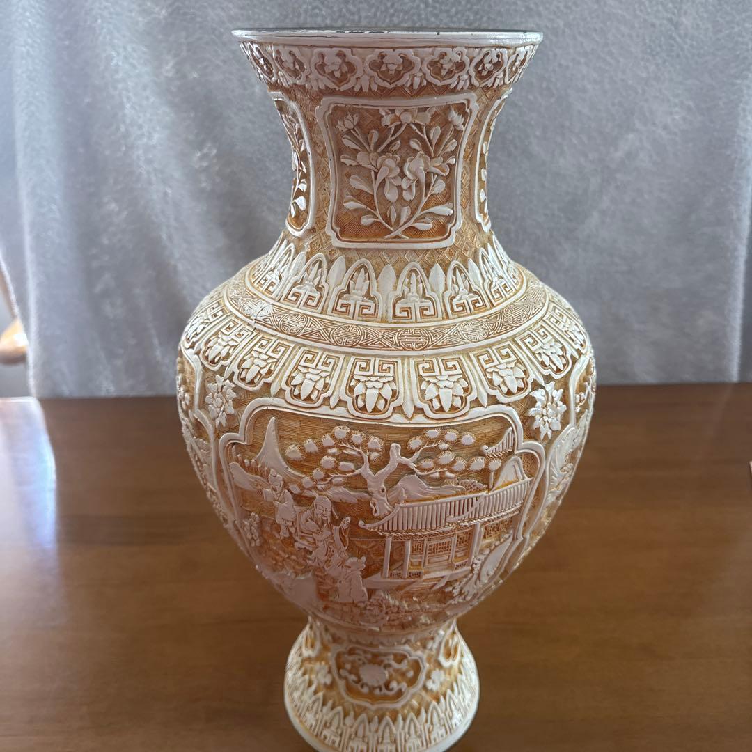 装飾的な陶器の花瓶