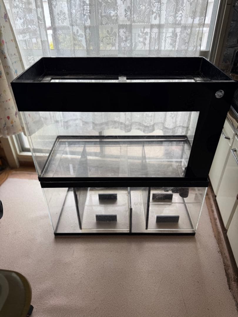 大きめの黒色アクリル水槽　引き取り限定　価格交渉ＯＫ