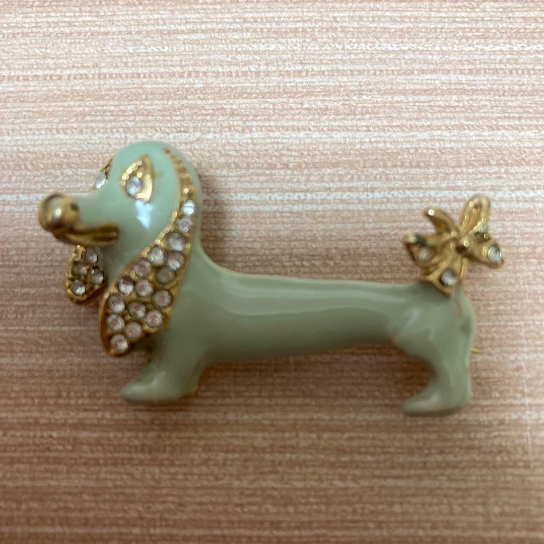 英国アンティーク 犬ブローチ 陶器orガラス製 ダックスフンド 希少