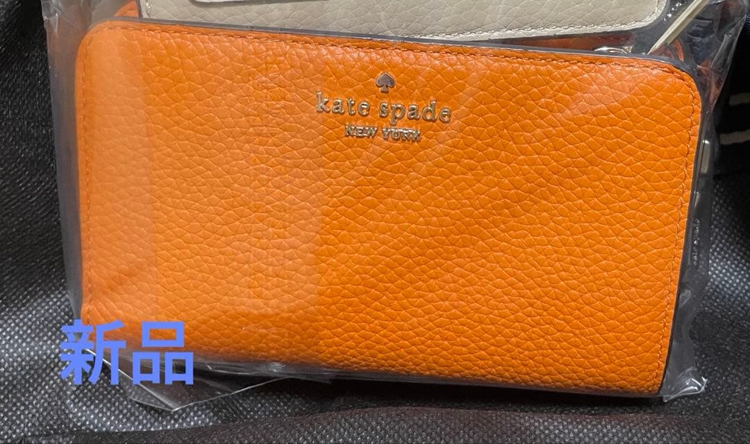 katespade ケイトスペード　オレンジ系　ミディアム二つ折財布　福袋で入手