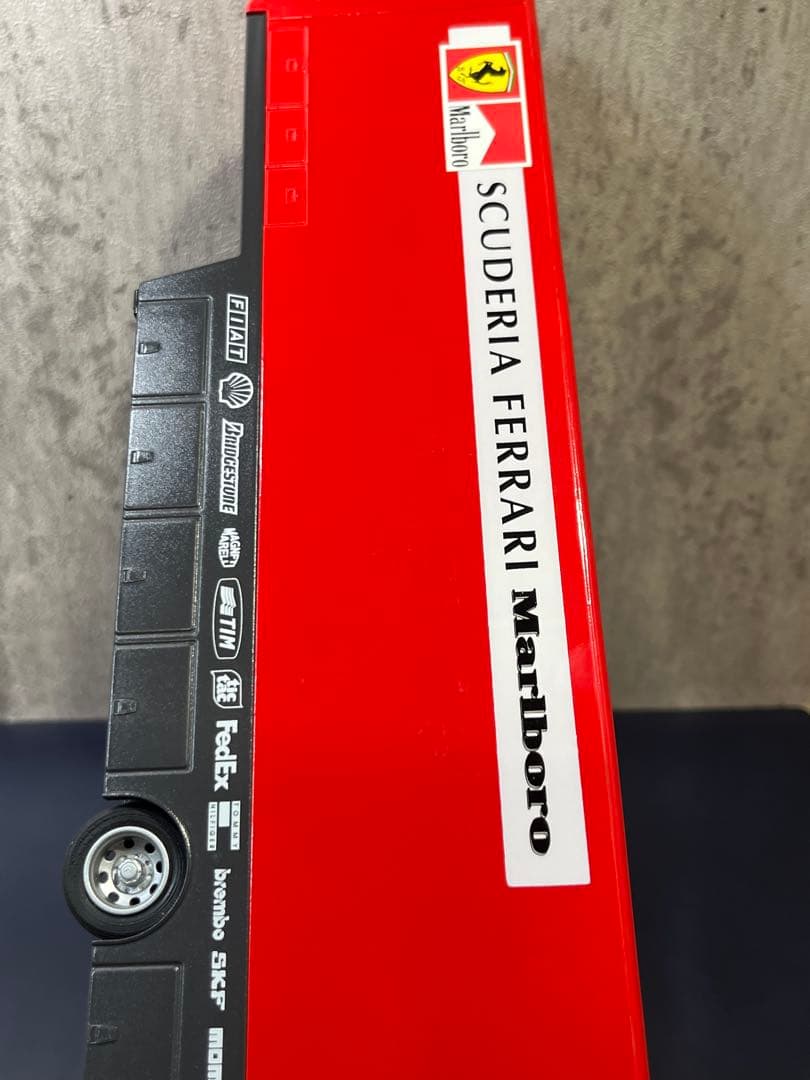 スポーツカー　フェラーリ　トランスポーター　スクーデリア　レーシングトラック