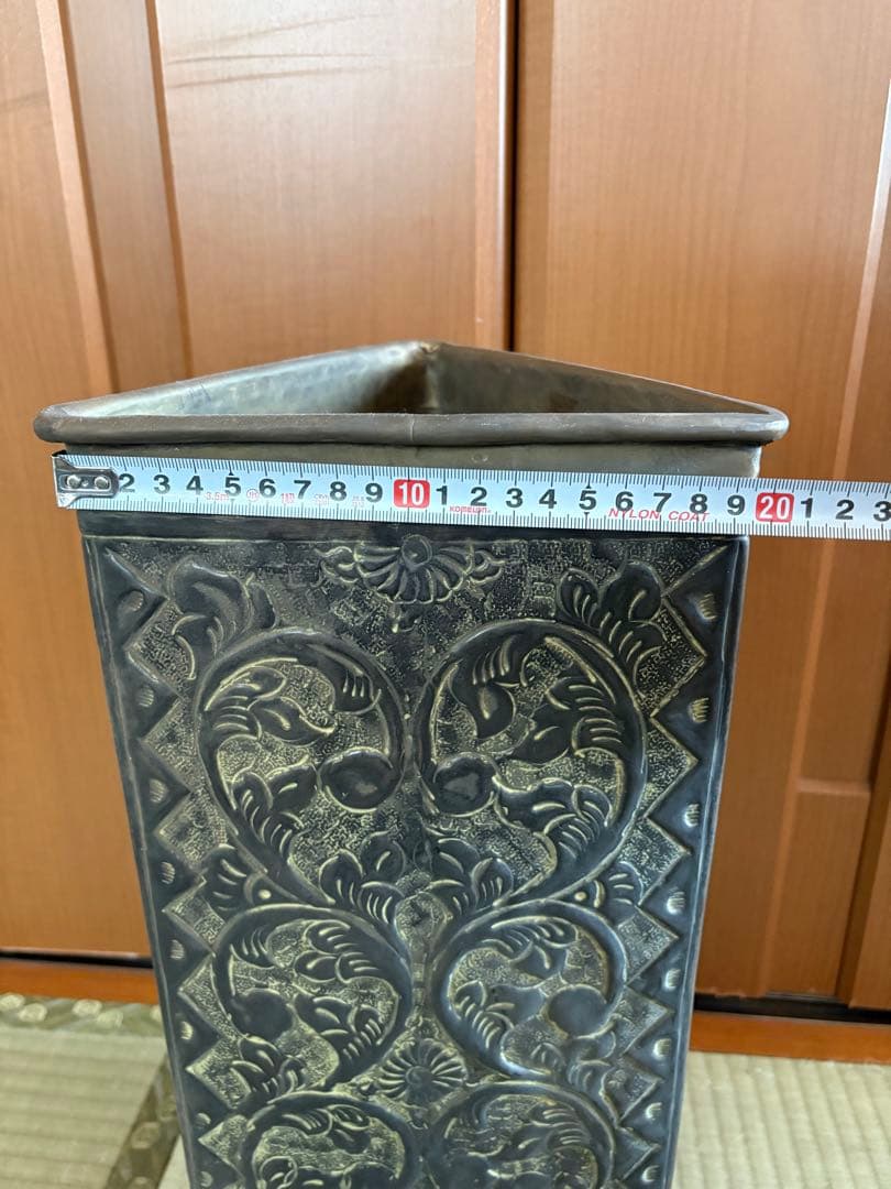 シルバーのエッチング装飾三角花瓶 アジアン アンティーク ビンテージ