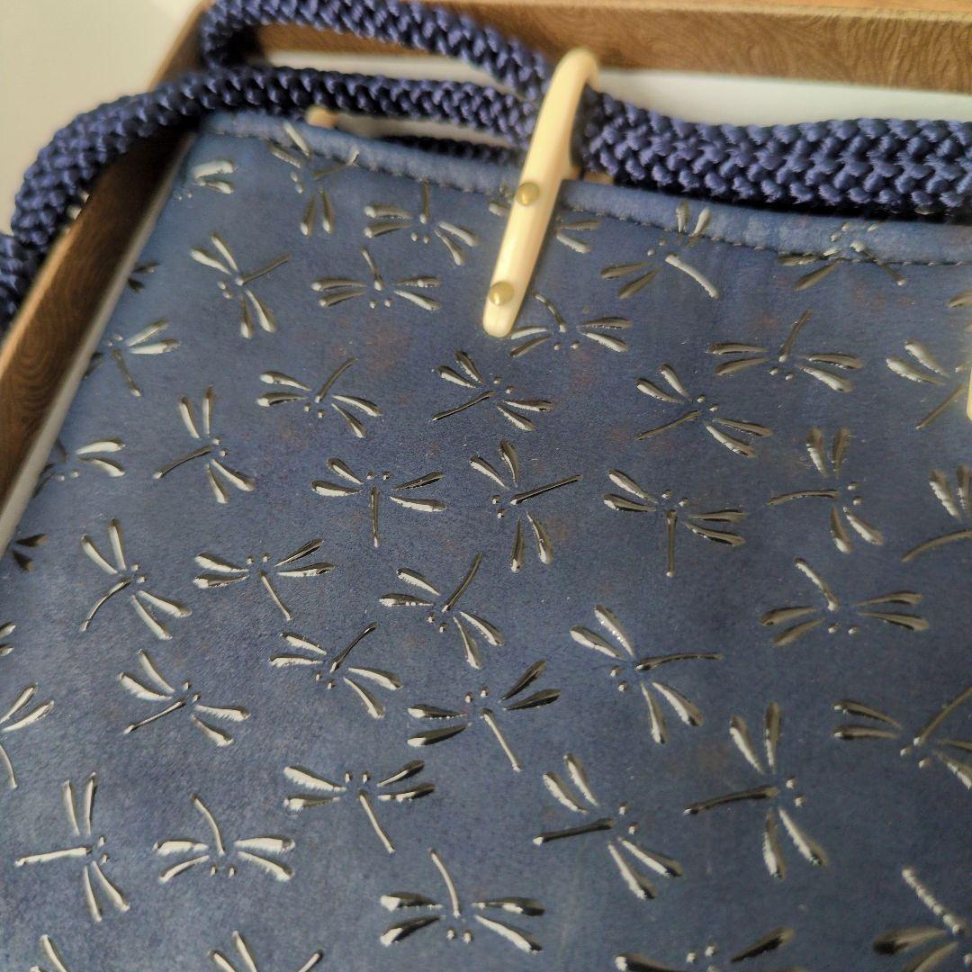 新品未使用 箱入り 印伝 　甲州印伝 印傳屋 　合切袋（大）　巾着　とんぼ　紺