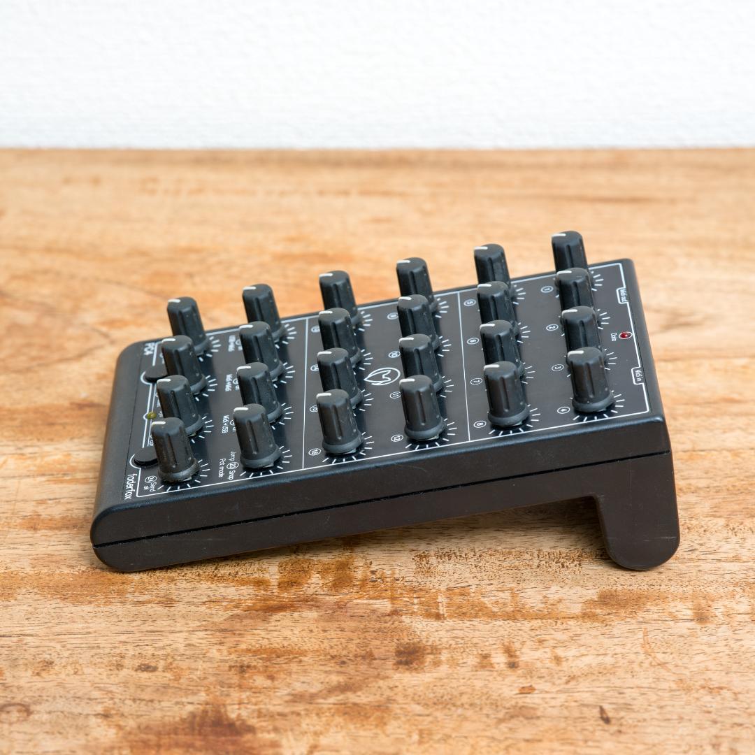 Faderfox PC4 MIDI コントローラー