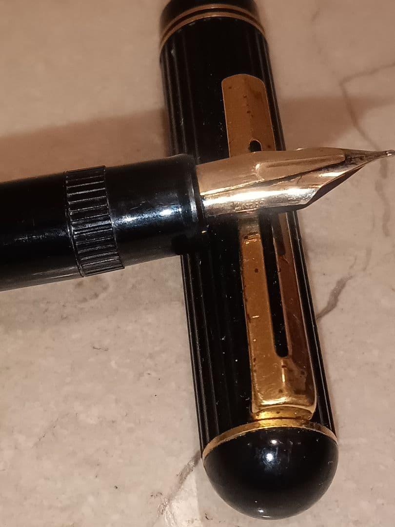 万年筆 黒と金のアクセント、パイロットペン先14K.585