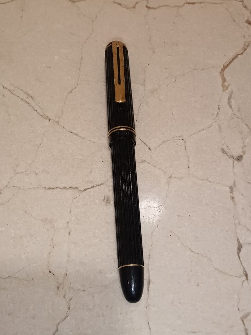 万年筆 黒と金のアクセント、パイロットペン先14K.585