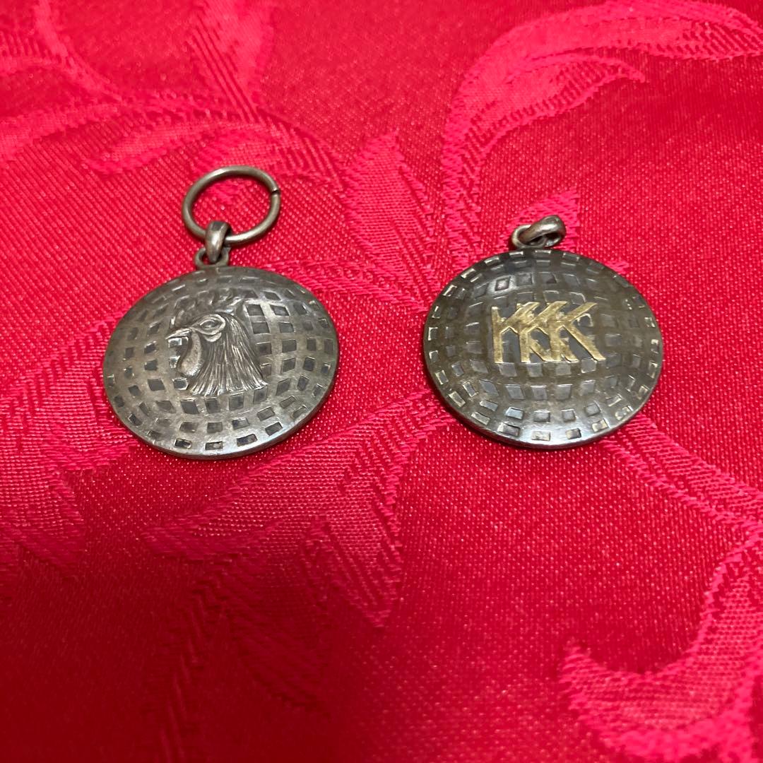アンティーク　おんどりとKKKのデザインメダル？　ペンダント？