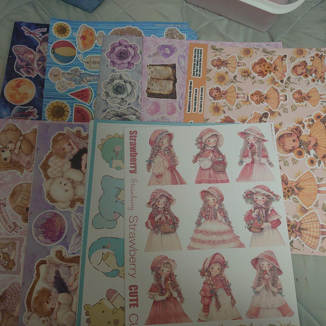 デザインペーパーA4サイズまとめ売り1200枚以上。