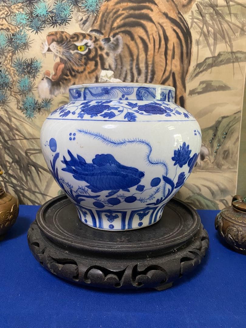 中國古美術青と白の魚模様の陶器置物