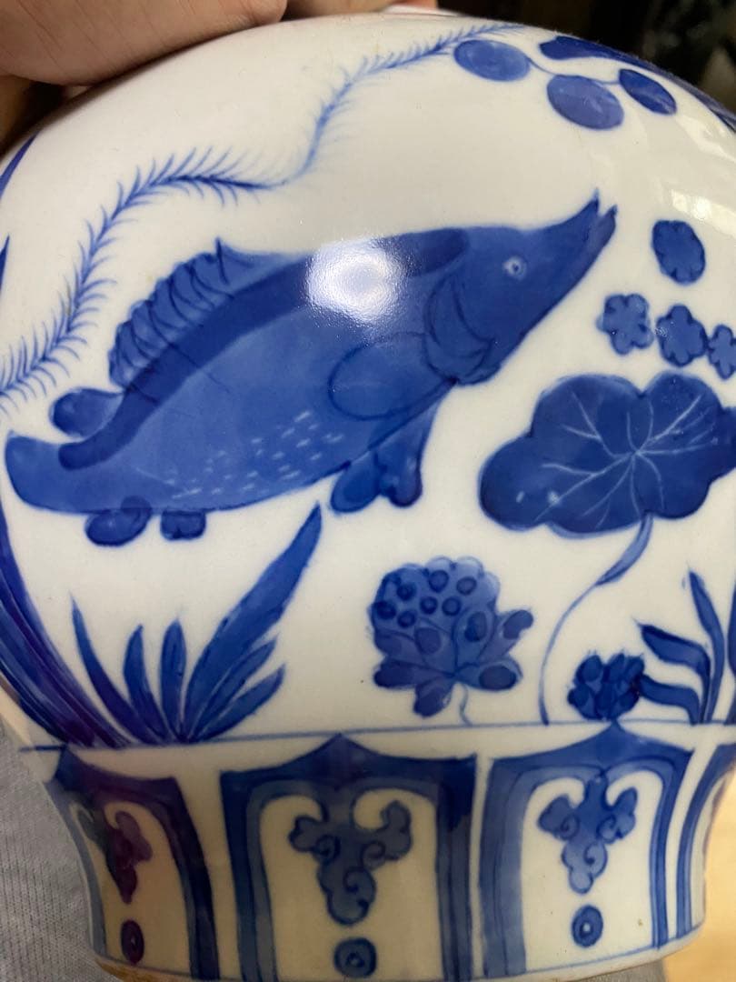 中國古美術青と白の魚模様の陶器置物