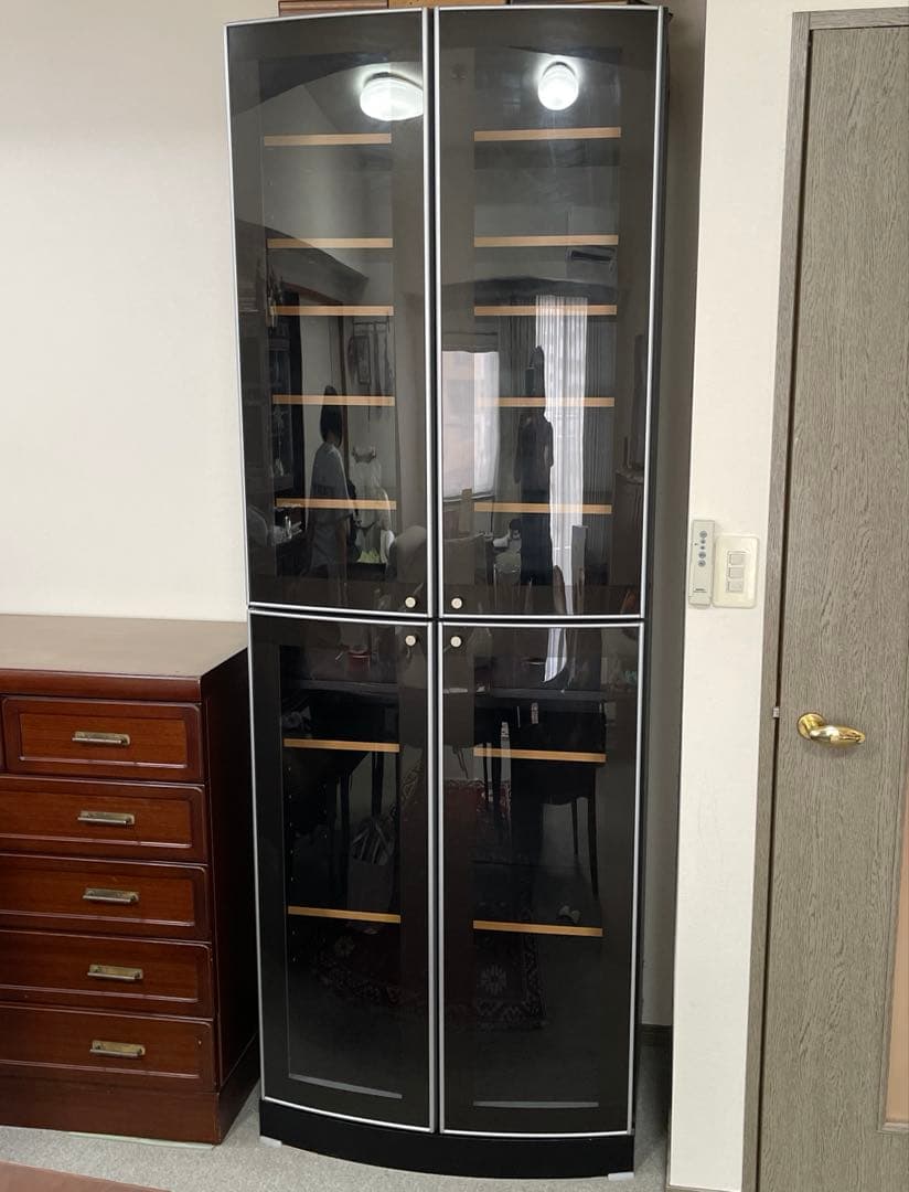 送料込み★飾り棚　ブラック×シルバー ガラス扉　日本製 本棚としてもOKです