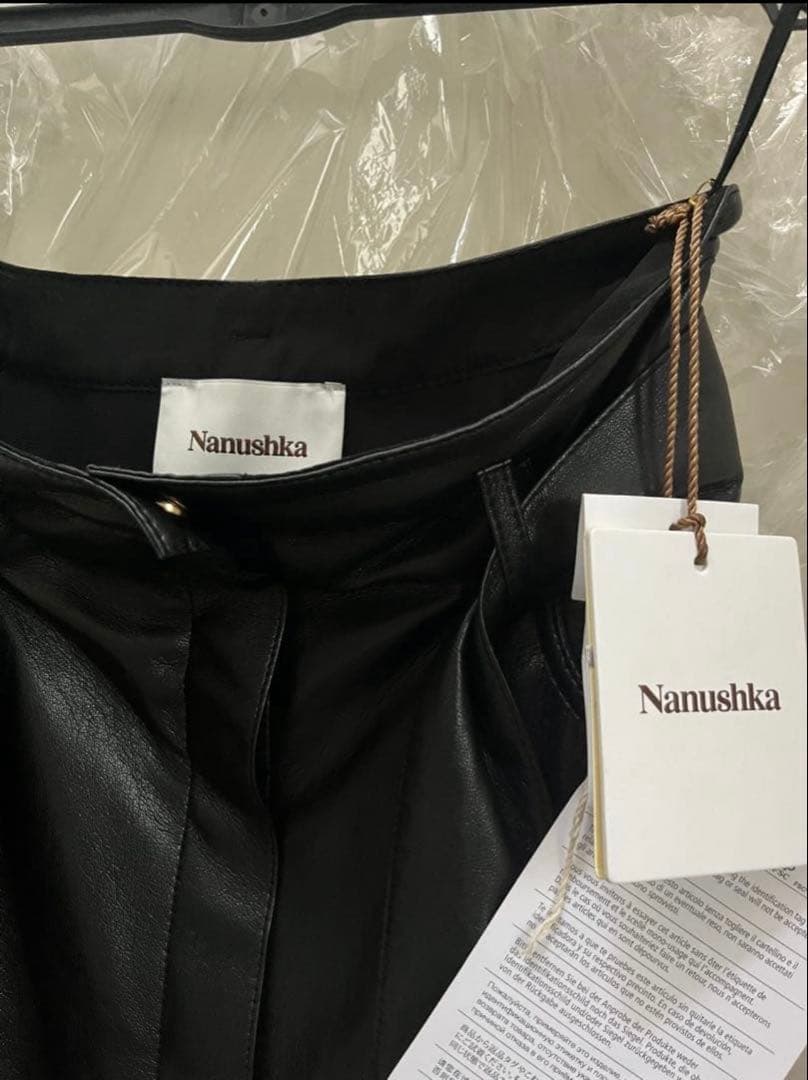 滝沢眞規子さん愛用【現行モデルNANUSHKAベルテッドAラインスカートBK】